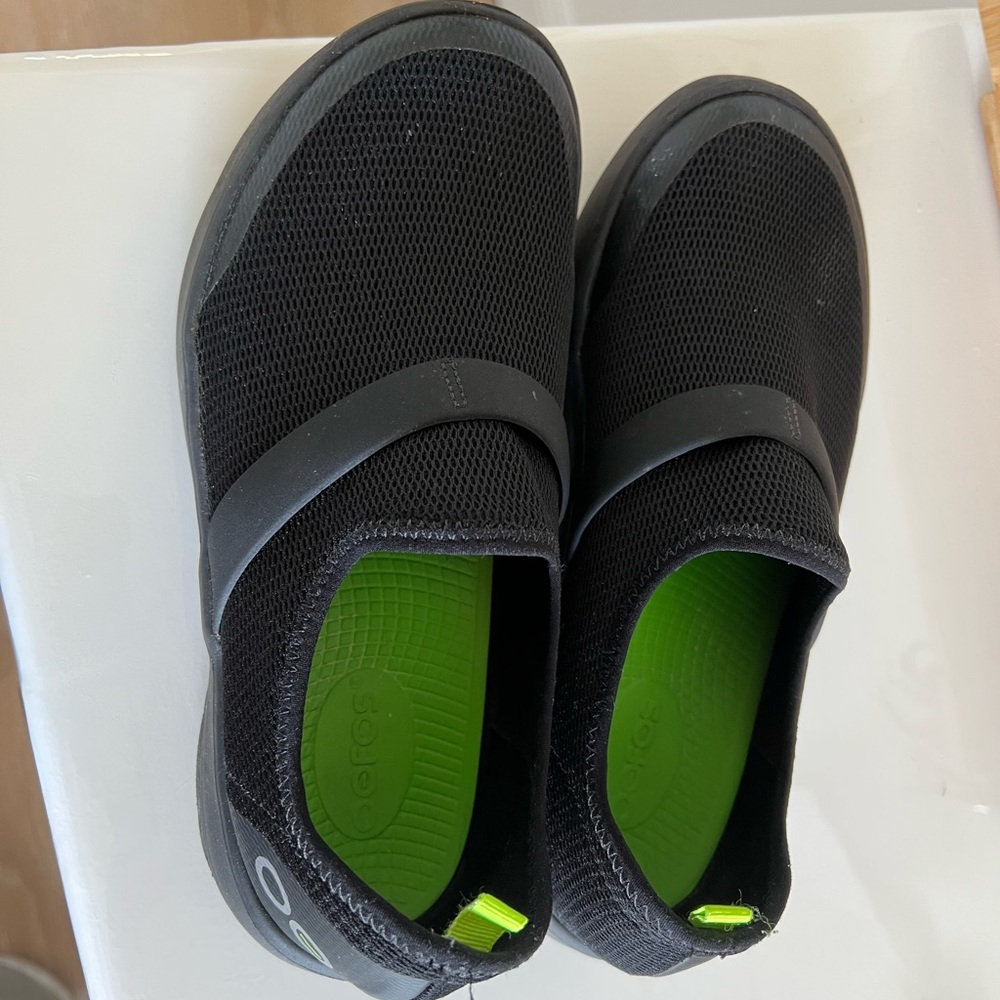 Oofos Black mesh (like new)